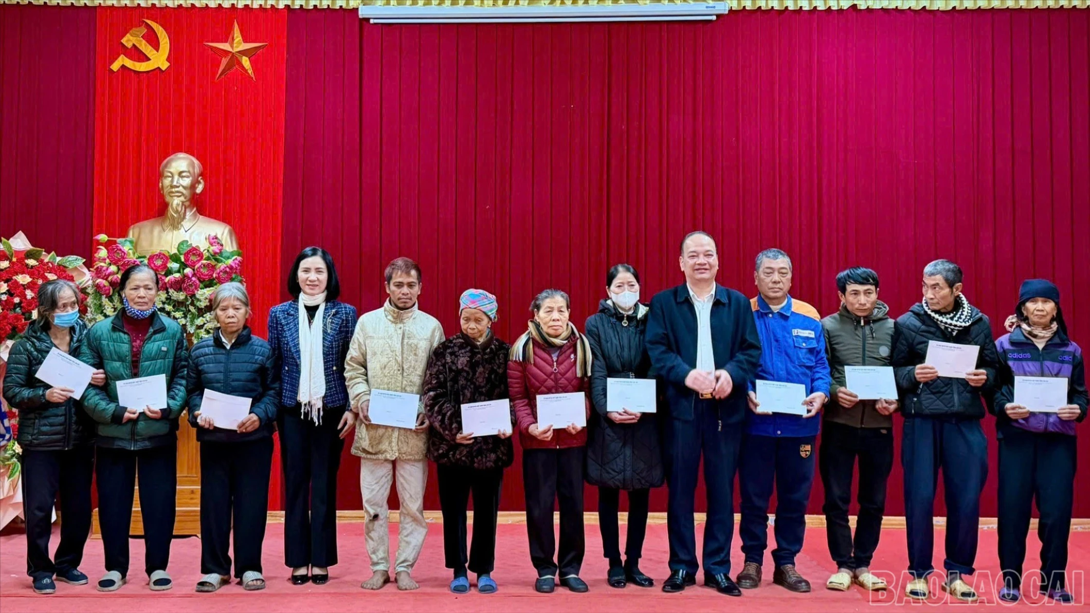 baolaocai-br-doan-cong-tac-trao-15-suat-qua-tet-cho-cac-ho-gia-dinh-co-hoan-canh-dac-biet-kho-khan.jpg