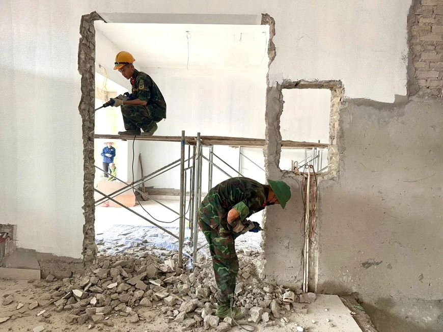 Cán bộ, chiến sĩ Trung đoàn 123 (Bộ CHQS tỉnh Lạng Sơn) thi công hoàn thiện các hạng mục bên trong Trường Phổ thông nội trú liên cấp Tiểu học và THCS Kiên Mộc, xã Kiên Mộc (Lạng Sơn).
