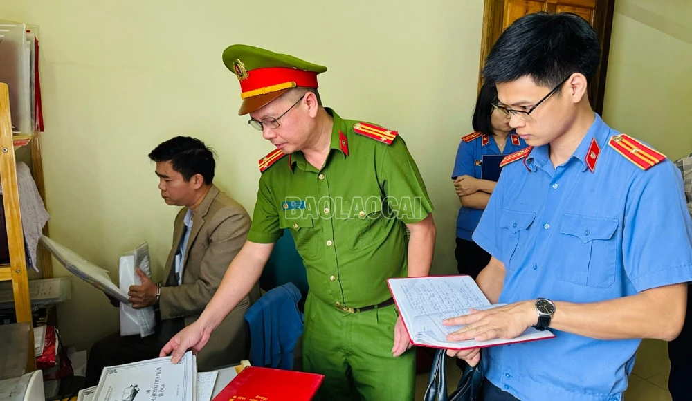 anh-3-luc-luong-chuc-nang-thi-hanh-lenh-kham-xet-noi-o-cua-bi-can-tran-ngoc-ha-5-1057-494.jpg