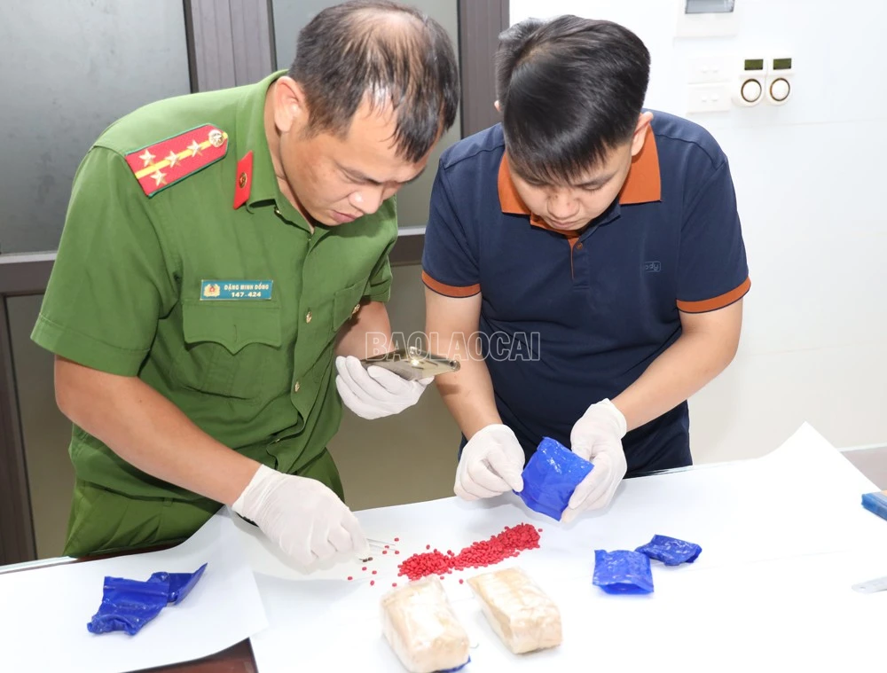 co-quan-cong-an-tien-hanh-giam-dinh-cac-vien-nen-nghi-la-hong-phien-6261-247.jpg
