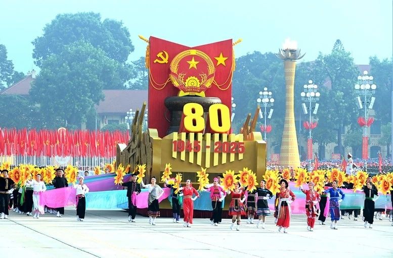 Hơn ba vạn người, trong đó có các khối quân đội, công an, lực lượng dân quân, thanh niên, học sinh, đồng loạt bước đều trên quảng trường lịch sử.