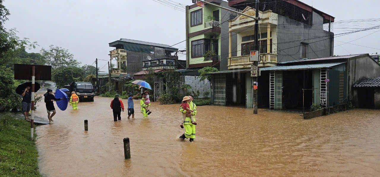 lực lượng công an giúp di chuyển người dân đến nơi an toàn.jpg
