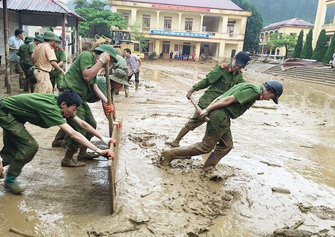 Lực lượng Công an luôn có mặt ở những nơi xung yếu do mưa lũ.