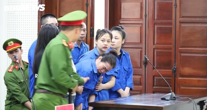 Một bị cáo ngất xỉu sau khi nghe đại diện Viện Kiểm sát công bố luận tội.