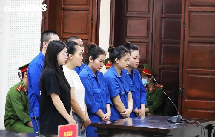 Triệu Nguyễn Hoài Thương (áo đen, bạn gái của Bùi Đình Khánh) bị đề nghị mức án 15-18 tháng tù nhưng cho hưởng án treo.