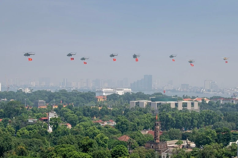 Biên đội trực thăng Mi-171, Mi-17, Mi-8, mang cờ Tổ quốc, cờ Đảng tung bay trên Quảng trường Ba Đình lịch sử.