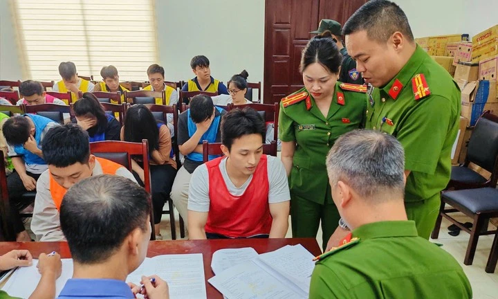 Cơ quan chức năng lấy lời khai các đối tượng.