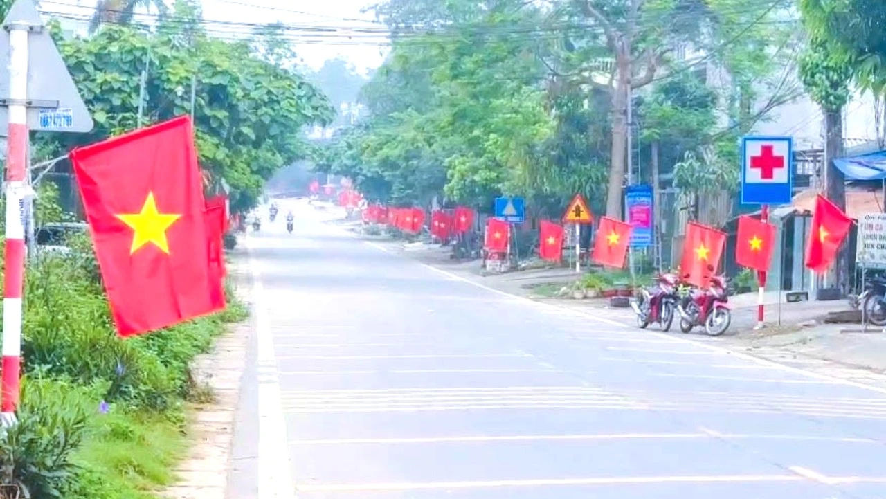 co-duoc-cac-ho-gia-dinh-trao-trang-hoang-truoc-hai-ben-duong-truc-duong-chinh-cua-thon-3776.jpg