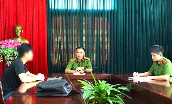 Cơ quan Công an làm việc với em Nguyễn Văn H. - nạn nhân bị lừa 470 triệu đồng trong vụ bắt cóc online.