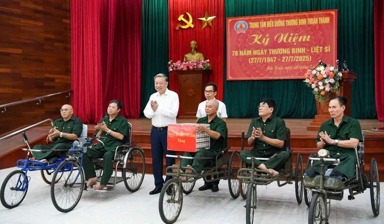 Tổng Bí thư Tô Lâm thăm, tặng quà các thương binh, bệnh binh tại Trung tâm Điều dưỡng thương binh Thuận Thành, Bắc Ninh.