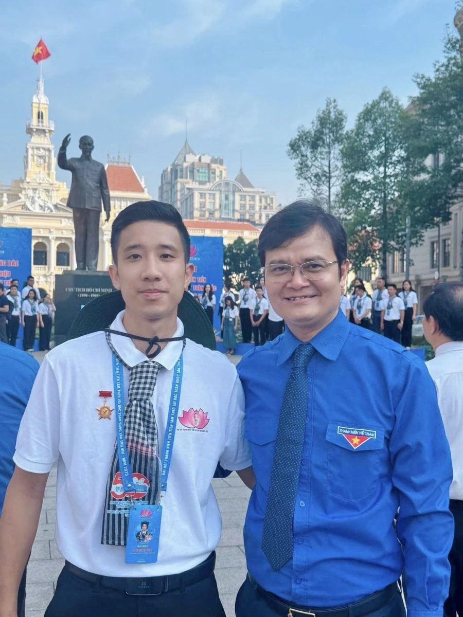 Anh Phùng Quang Trung (trái) chụp ảnh cùng Bí thư thứ Nhất Trung ương Đoàn Thanh niên Cộng sản Hồ Chí Minh Bùi Quang Huy.