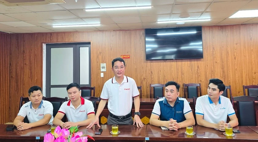Tiến sĩ Vũ Hoài Nam, Tổng Biên tập Báo Pháp luật Việt Nam động viên và dành những lời chúc tốt đẹp nhất, với mong muốn ngành giáo dục tỉnh Lào Cai sớm vượt qua khó khăn.