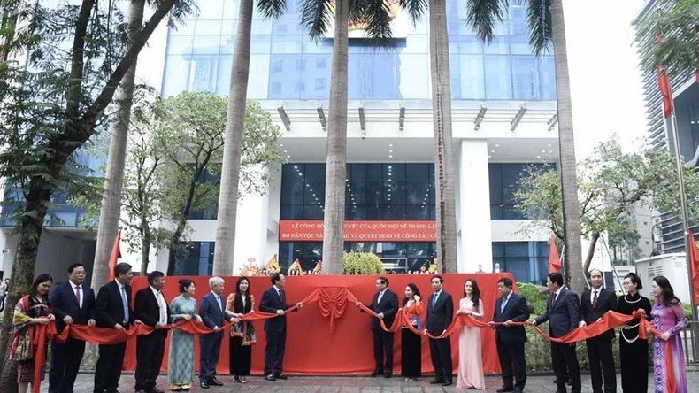 Thủ tướng Phạm Minh Chính và các đồng chí lãnh đạo thực hiện nghi thức gắn biển tên Bộ Dân tộc và Tôn giáo.