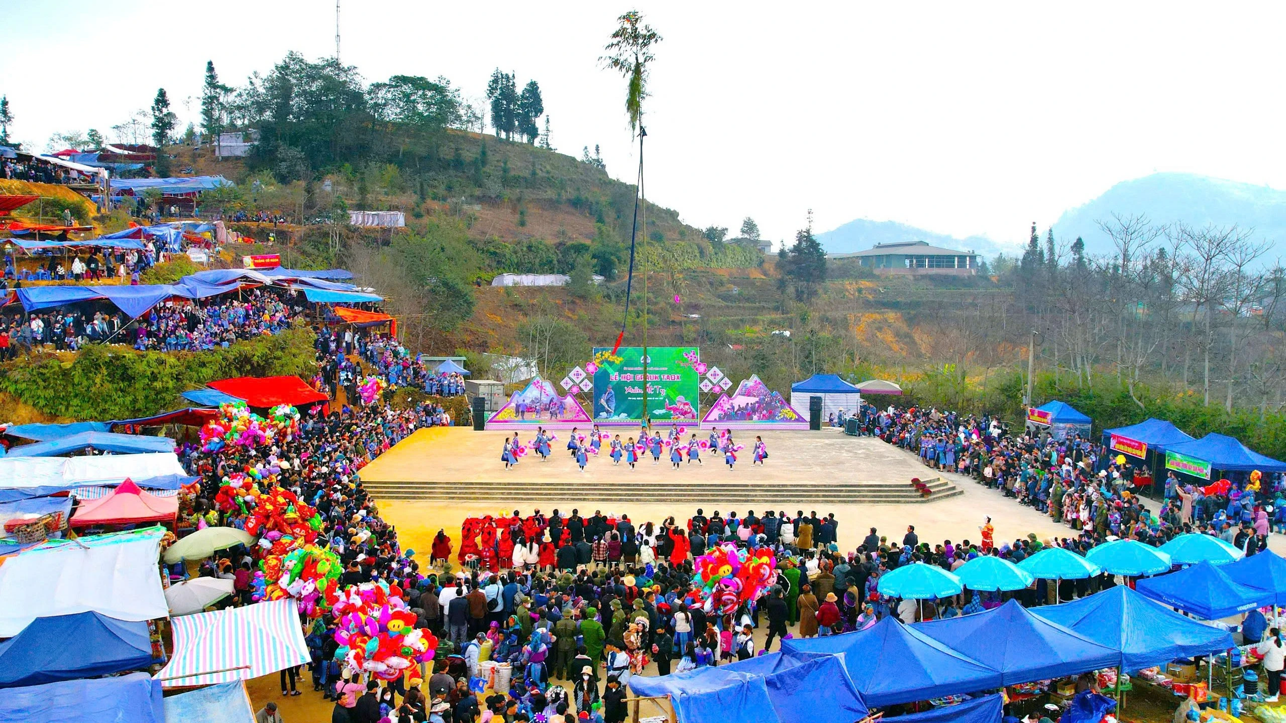 khung-canh-le-hoi-nhin-tu-tren-cao.jpg
