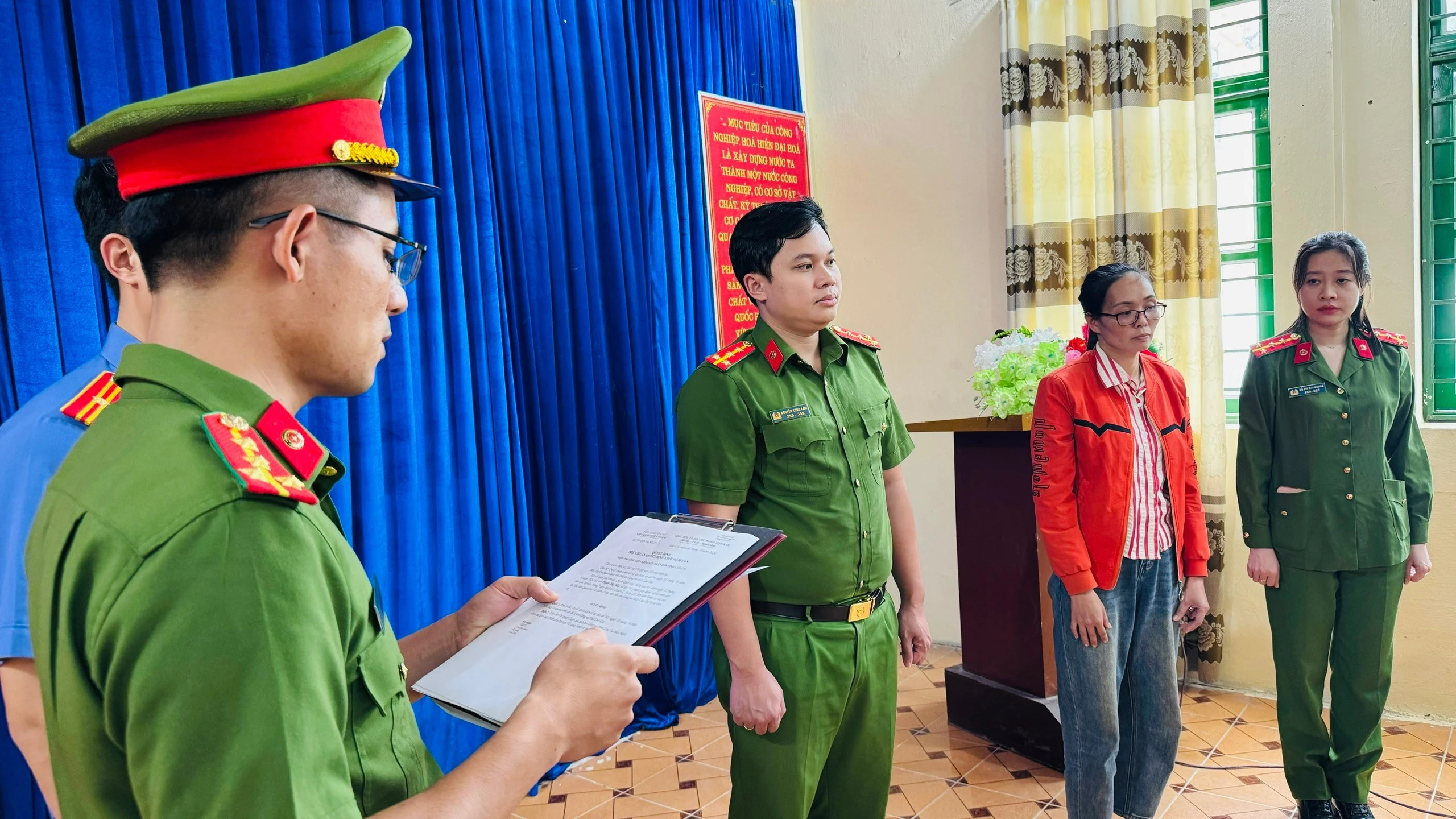 anh-1-co-quan-canh-sat-dieu-tra-thi-hanh-lenh-khoi-to-bi-can-bat-bi-can-de-tam-giam-doi-voi-pham-thi-mai-3-359.jpg