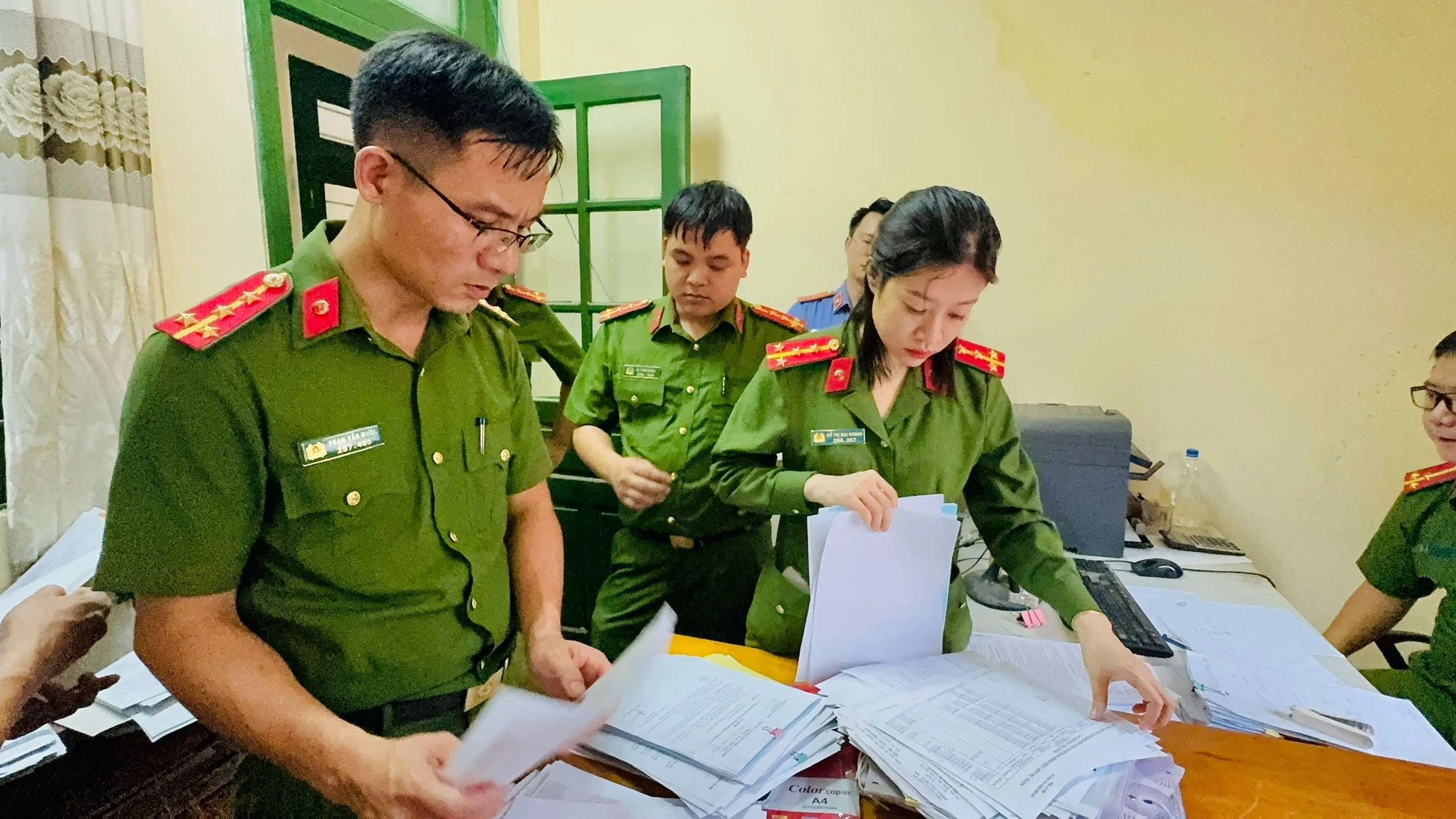 anh-4-kham-xet-noi-lam-viec-cua-pham-thi-mai-1-1259.jpg