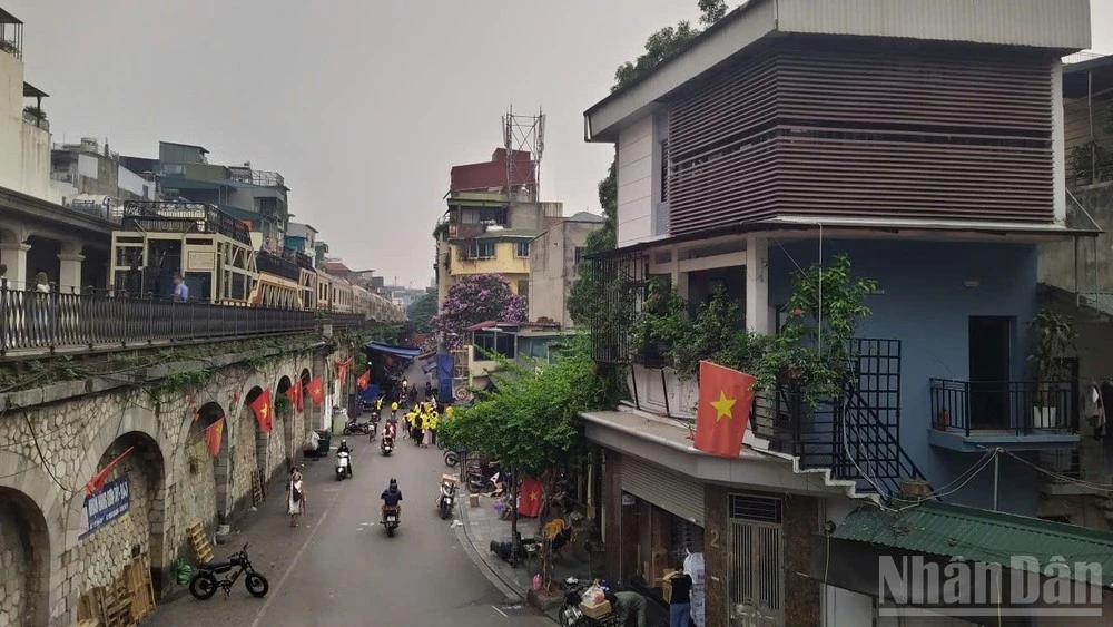 Tàu di sản 5 Cửa Ô dừng nghỉ tại ga Long Biên.