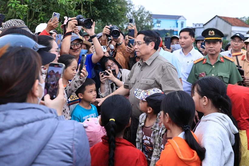 Trước khi di chuyển vào xã Hòa Thịnh, Thủ tướng Phạm Minh Chính thăm, động viên bà con nhân dân thôn Phú Thứ, xã Tây Hòa.