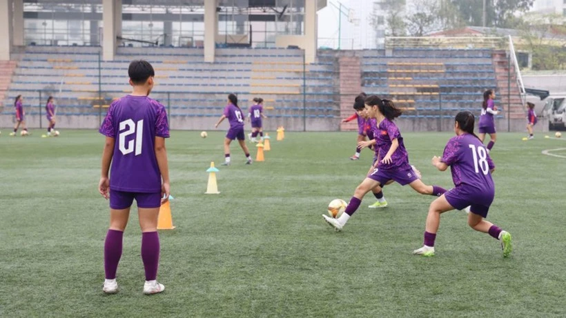 Các tuyển thủ U15 nữ Việt Nam trong một buổi tập luyện.