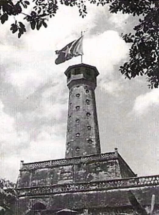 Cột cờ Hà Nội năm 1945. Ảnh tư liệu