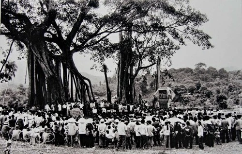 Chiều 16-8-1945, tại gốc đa Tân Trào, quân Giải phóng xuất quân tiến về Hà Nội, mở đầu cuộc Tổng khởi nghĩa giành chính quyền. Ảnh tư liệu