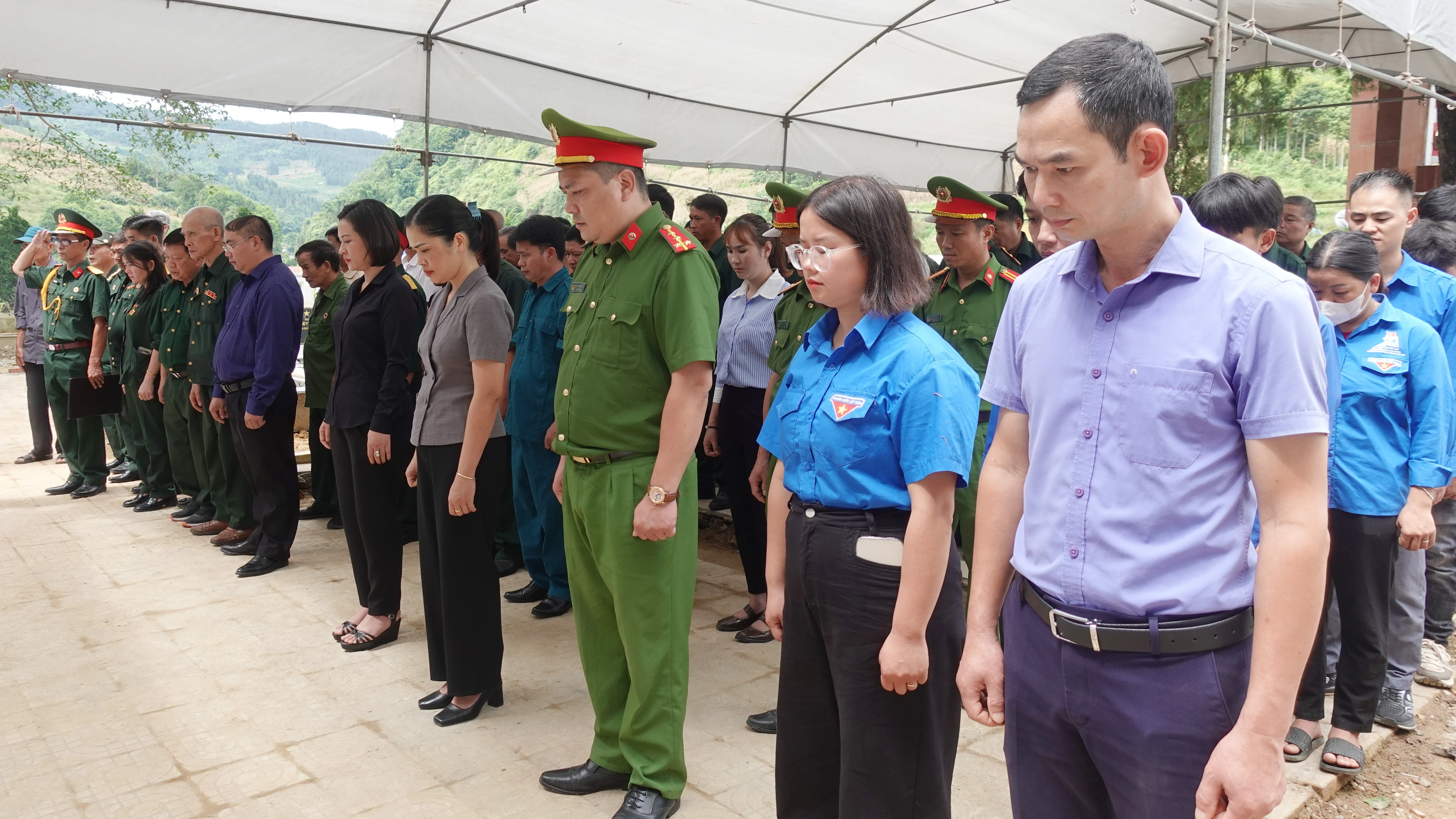 Các đồng chí Thường trực Đảng ủy, HĐND, lãnh đạo UBND, UBMTTQ, lực lượng vũ trang, đoàn thể và Nhân dân tưởng nhớ công lao Liệt sĩ Vương Văn Cùng.