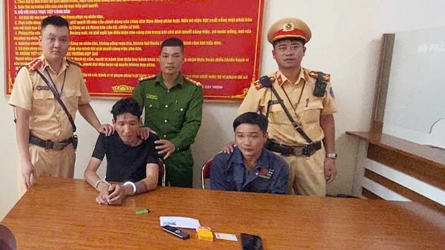 anh-3-luc-luong-csgt-bat-giu-bat-giu-2-doi-tuong-dinh-xuan-hoa-sinh-nam-1975-va-luong-hoang-hieu-sinh-nam-1994-cung-tang-vat-la-6-goi-ma-tuy-heroin.jpg