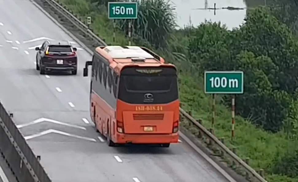 Vạch mũi nhọn kèm biển để xác định khoảng cách giữa 2 xe.