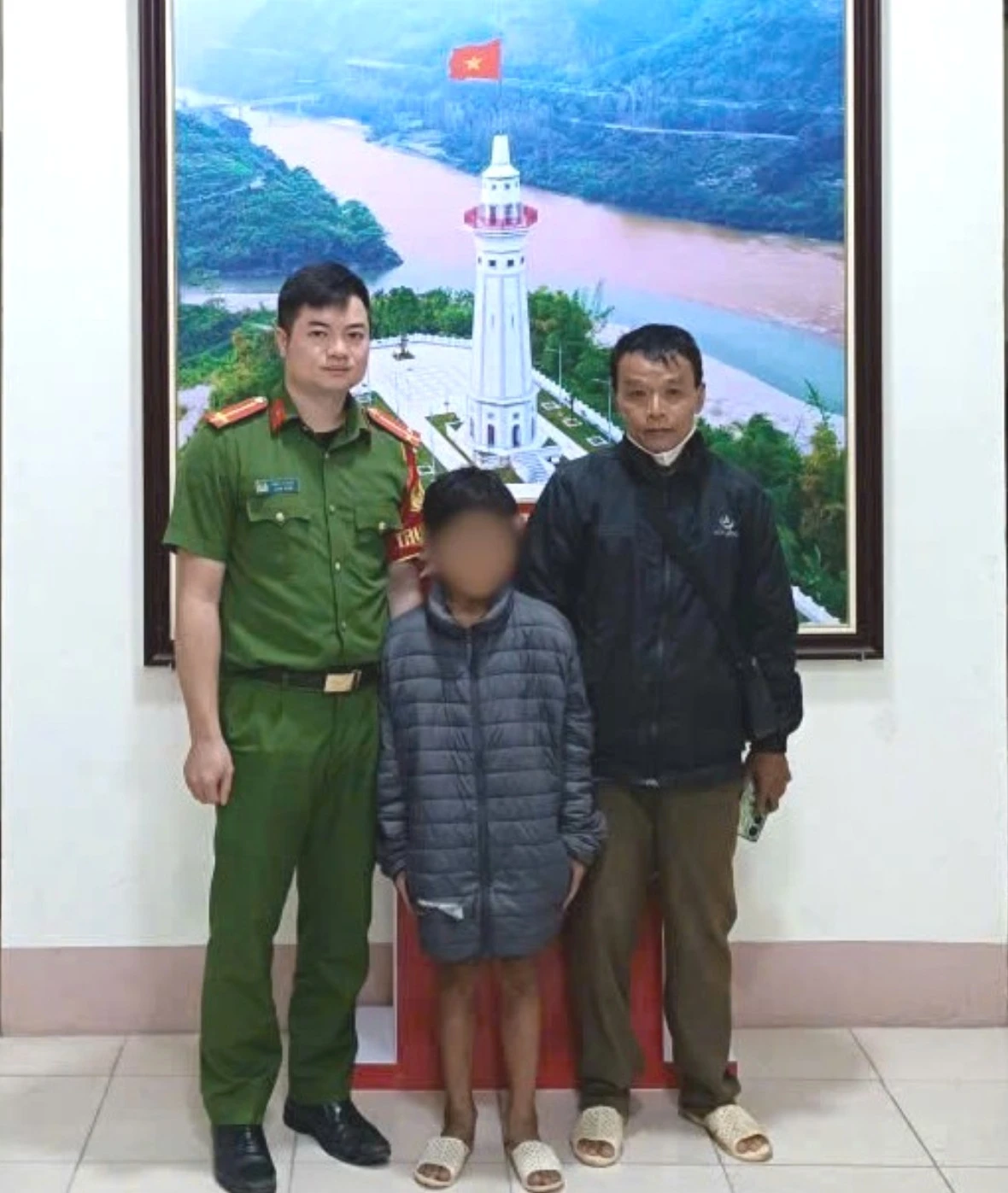 cong-an-xa-bac-ha-ban-giao-chau-be-cho-gia-dinh-1091.jpg