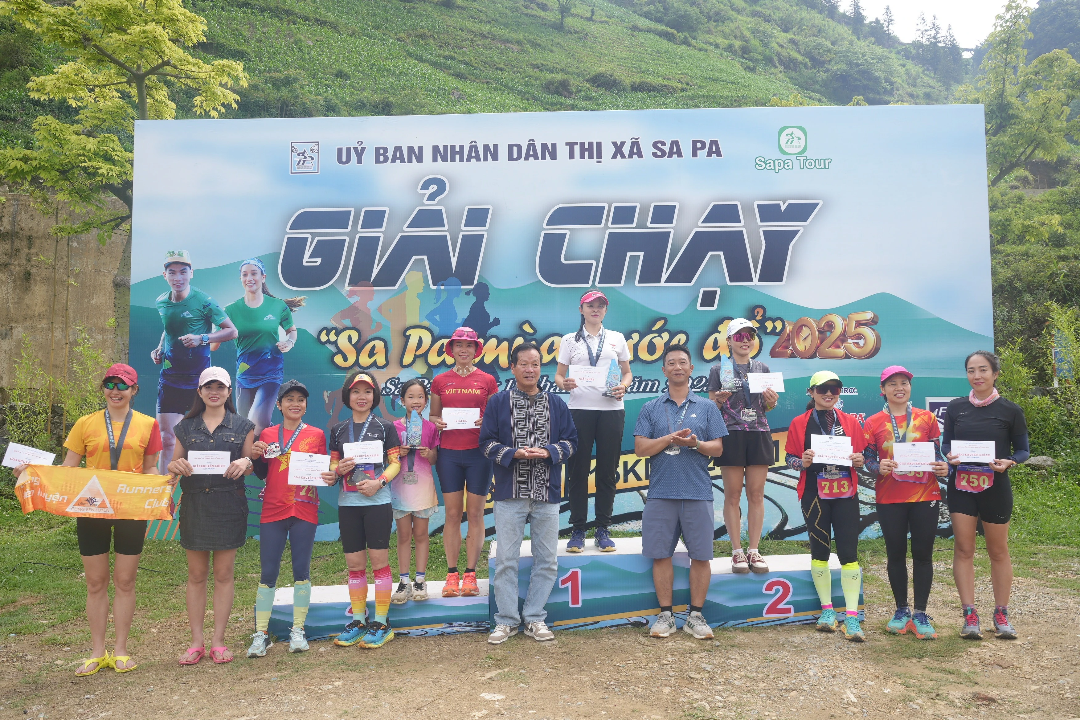 trao-giai-cho-noi-dung-nu-noi-dung-20km.jpg
