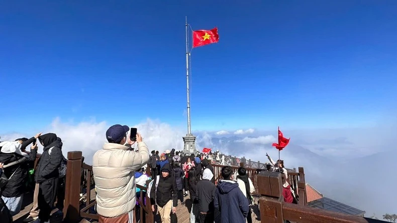 Du khách thích thú check-in với "nóc nhà Đông Dương" dịp Tết Nguyên đán.