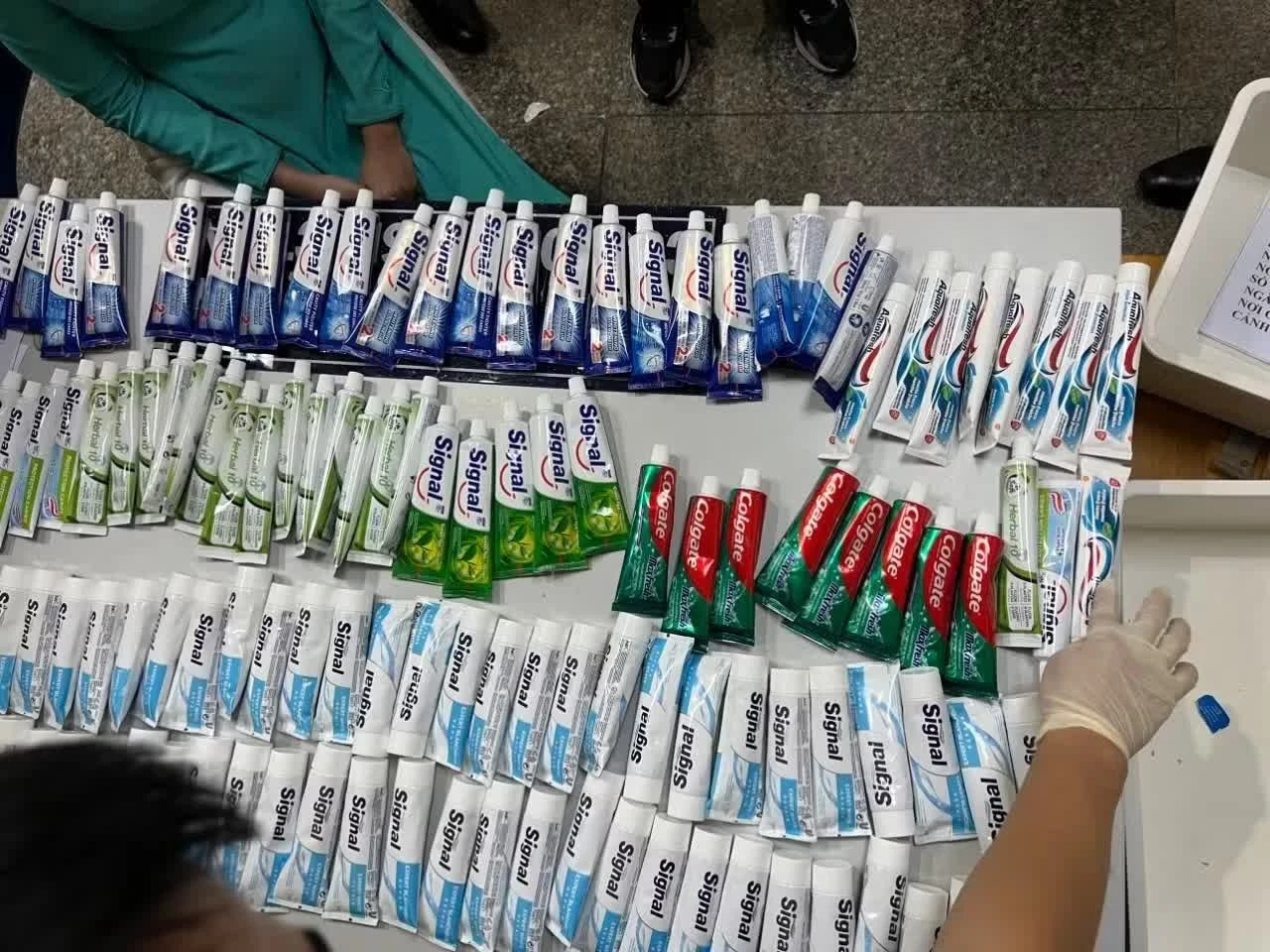Ma túy được cất giấu, ngụy trang trong các tuýp kem đánh răng.