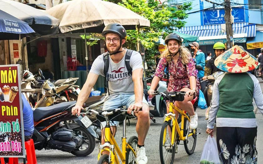 Đạp xe khám phá Thủ đô Hà Nội của Việt Nam, đem lại cho khách du lịch những trải nghiệm thú vị về sức sống đường phố. Ảnh: jackfruitadventure