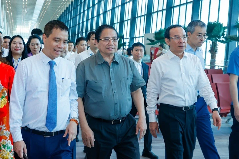 Thủ tướng Chính phủ Phạm Minh Chính, Bí thư Thành ủy TPHCM Nguyễn Văn Nên tới dự lễ Khánh thành Nhà ga T3 Cảng hàng không quốc tế Tân Sơn Nhất tại điểm cầu TPHCM.