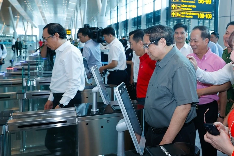 Thủ tướng và các đại biểu trải nghiệm một số dịch vụ tại Nhà ga T3 Cảng hàng không quốc tế Tân Sơn Nhất.