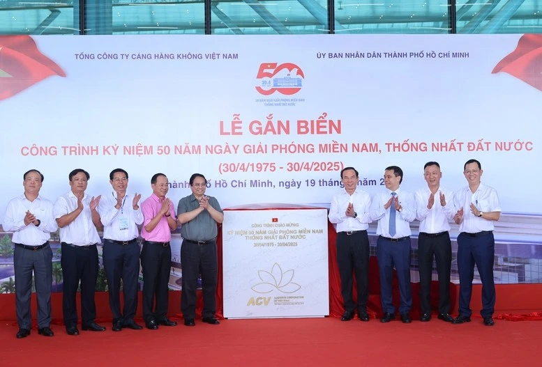 Thủ tướng Phạm Minh Chính, Bí thư Thành ủy TPHCM Nguyễn Văn Nên thực hiện nghi thức gắn biển công trình kỷ niệm 50 năm Ngày Giải phóng miền Nam, thống nhất đất nước.