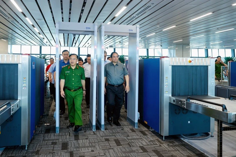 Thủ tướng tham quan khu vực kiểm tra an ninh tại Nhà ga T3 Cảng hàng không quốc tế Tân Sơn Nhất.
