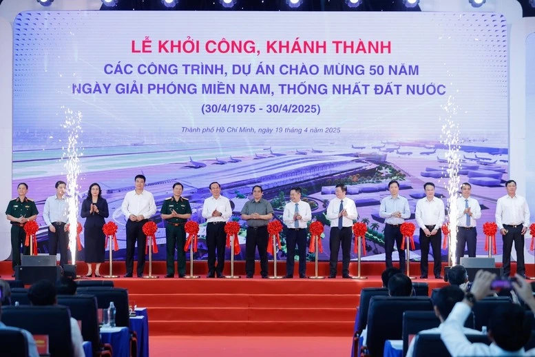 Thủ tướng Chính phủ và các đại biểu thực hiện nghi thức cắt băng khởi công, khánh thành các công trình, dự án chào mừng 50 năm Ngày Giải phóng miền Nam, thống nhất đất nước.