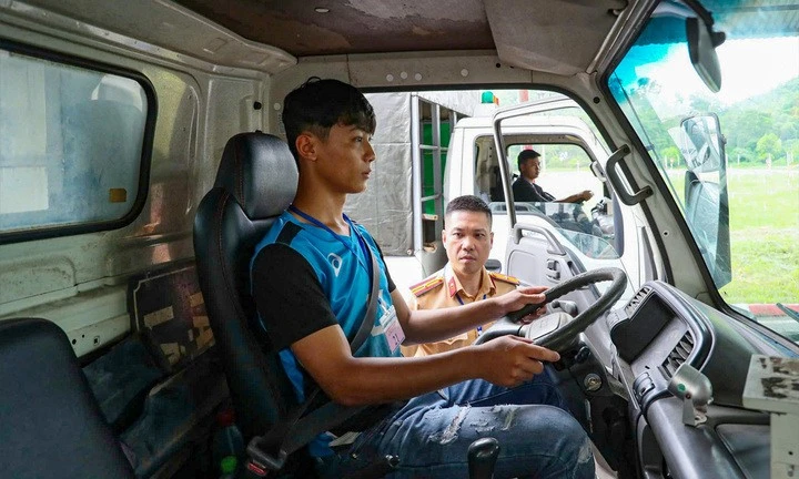 Học viên chuẩn bị bước vào phần sát hạch lái xe.