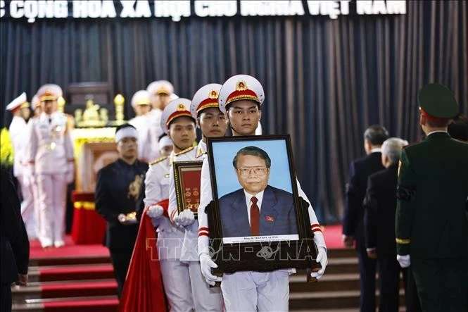 Nghi thức rước ảnh nguyên Chủ tịch nước Trần Đức Lương, bắt đầu lễ di quan.
