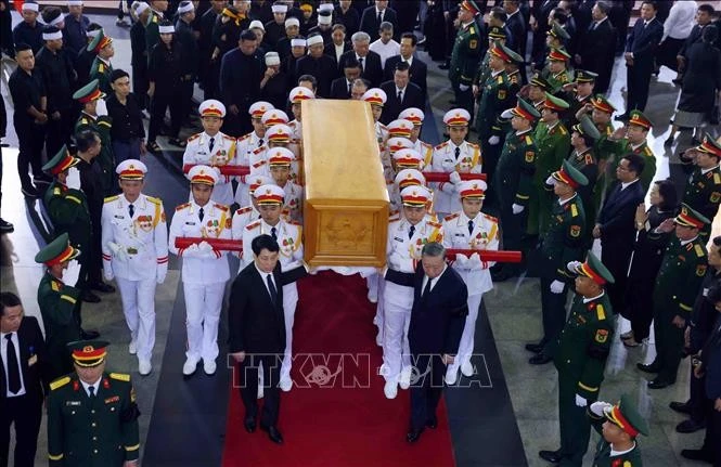 Các đồng chí lãnh đạo Đảng, Nhà nước chuyển linh cữu nguyên Chủ tịch nước Trần Đức Lương.