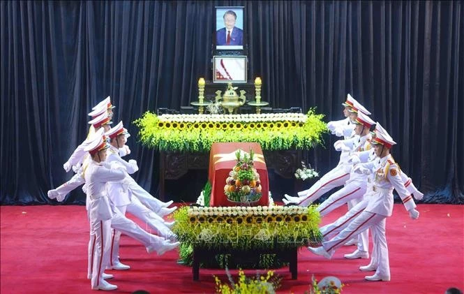 Nghi thức rước ảnh nguyên Chủ tịch nước Trần Đức Lương, bắt đầu lễ di quan.