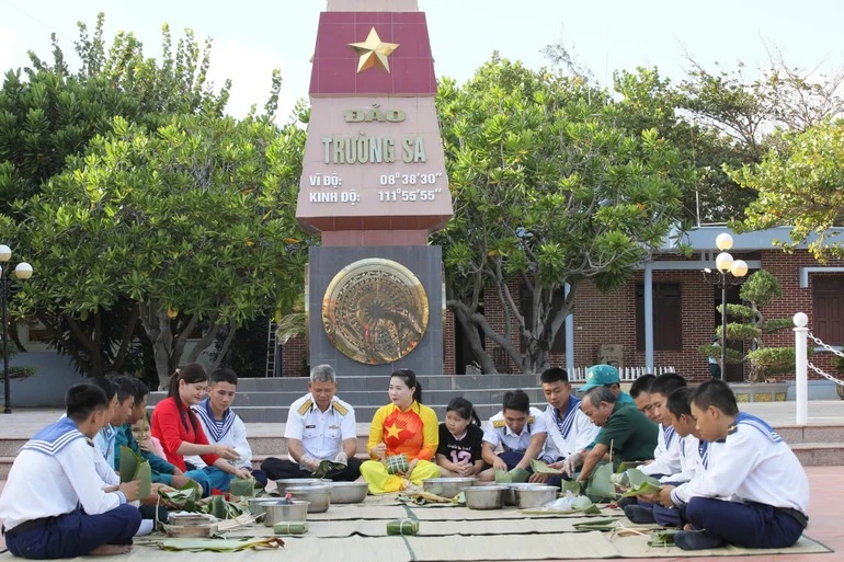 Quân và trên đảo Trường Sa cùng nhau gói bánh chưng dịp Tết.