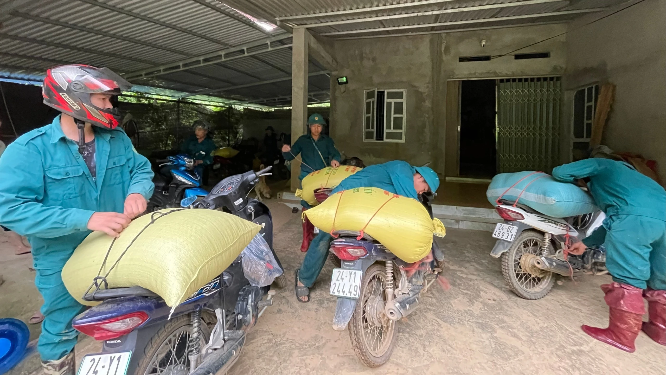 tung-bao-thoc-duoc-dua-ve-giup-ho-gia-dinh-6649.jpg