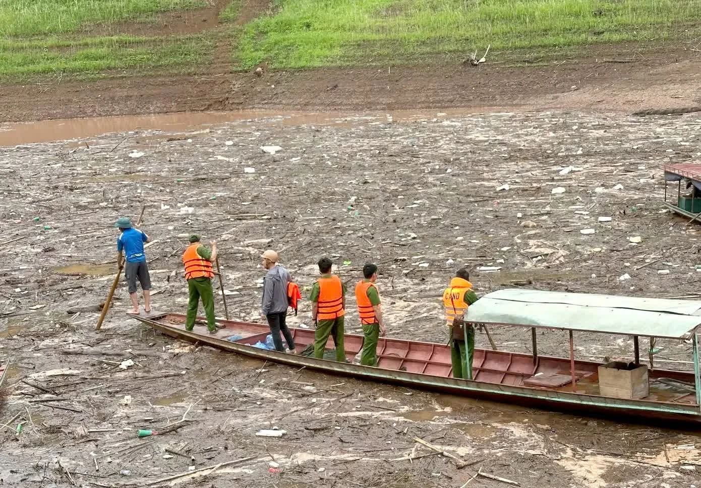 Các lực lượng chức năng triển khai tìm kiếm nạn nhân.