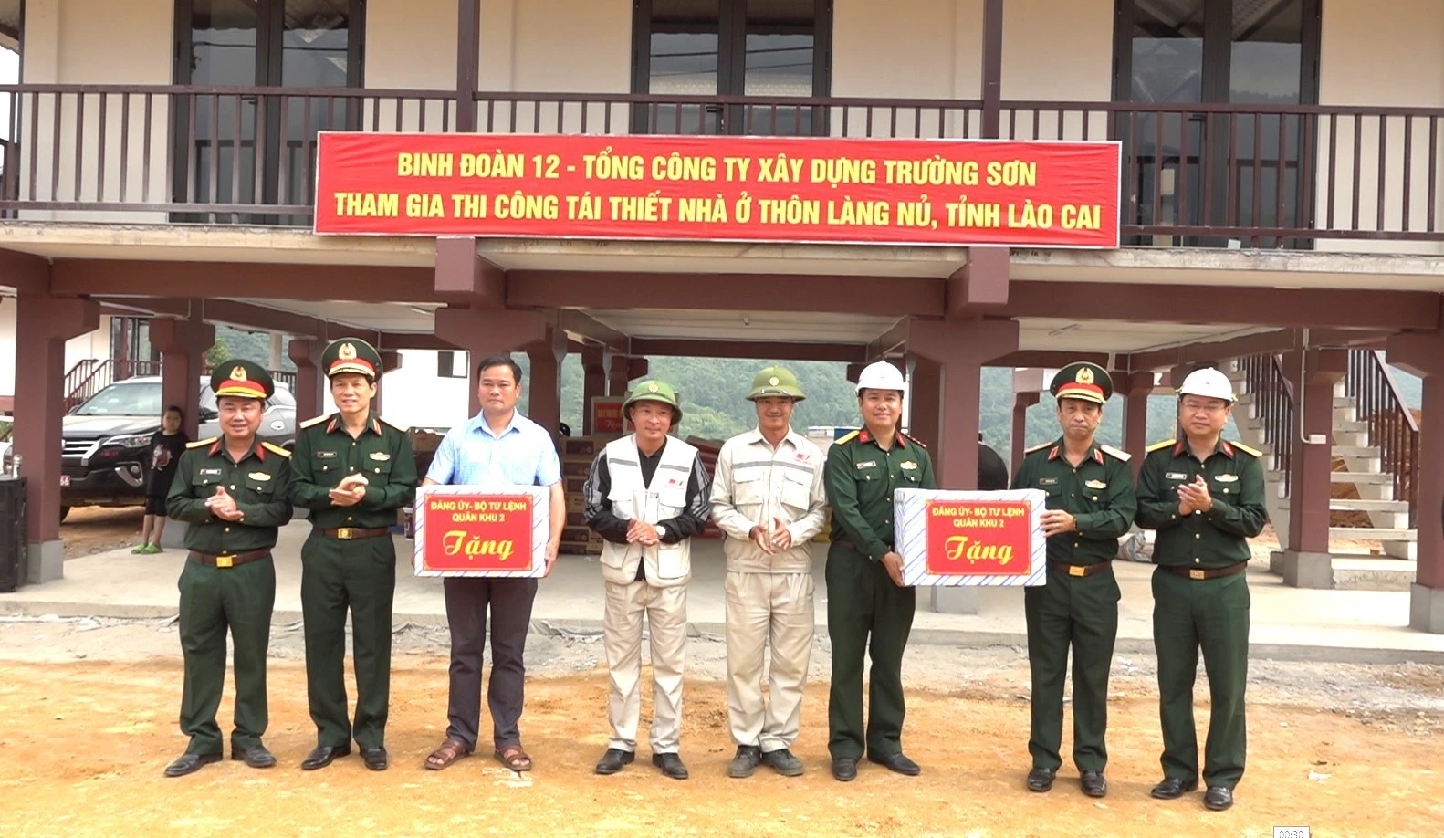 dang-uy-bo-tu-lenh-quan-khu-2-tang-qua-nhan-dan-thon-lang-nu-va-binh-doan-12.jpg