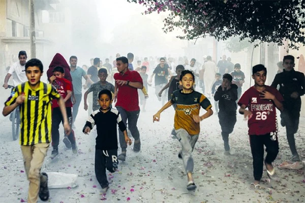 Trẻ em ở phía Nam Dải Gaza bỏ chạy sau một cuộc không kích của Israel.