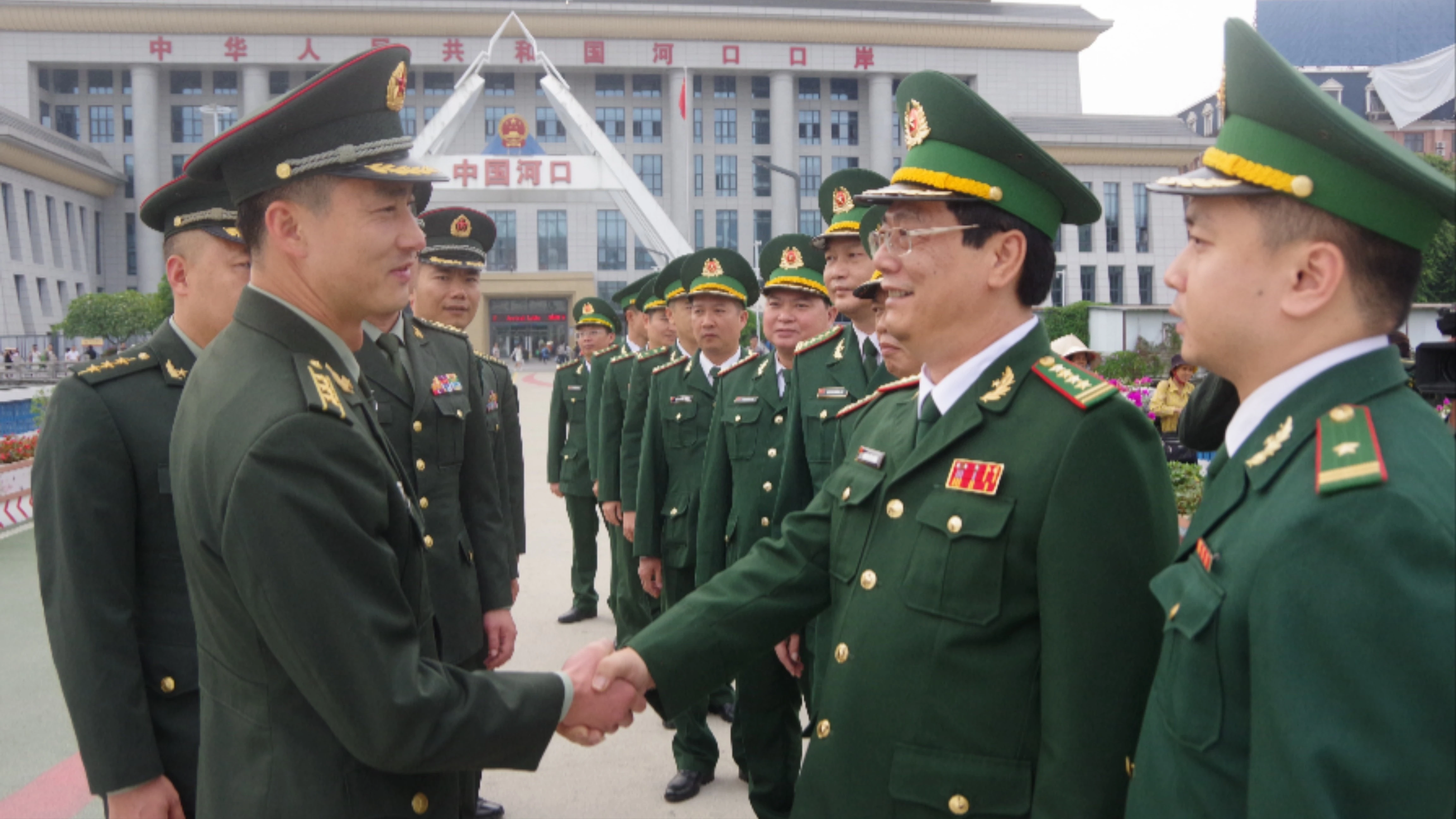 doan-dai-bieu-bdbp-khu-mong-tu-tien-doan-dai-bieu-bdbp-lao-cai-ve-nuoc-tai-vach-phan-dinh-duong-bien-gioi-cua-khau-quoc-te-duong-bo-lao-cai-6477.jpg