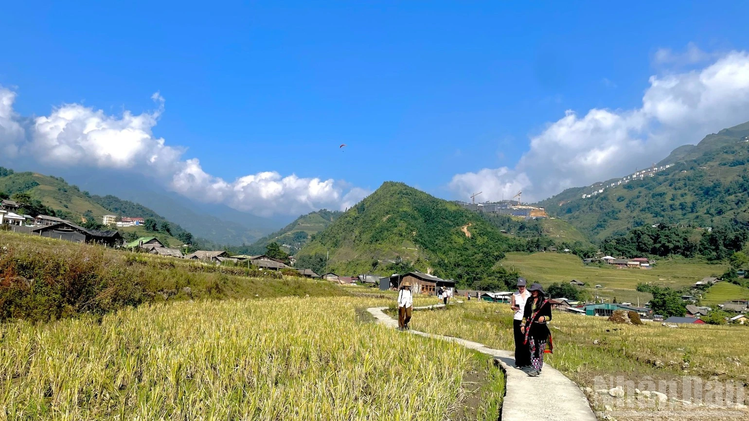 Du khách trải nghiệm tour khám phá văn hóa bản địa. (Ảnh: NGỌC LIÊN)