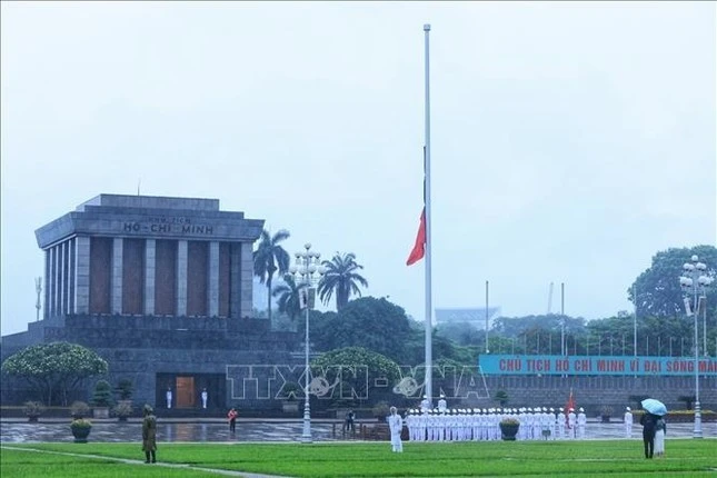 Đội tiêu binh thực hiện nghi thức treo cờ rủ Lễ Quốc tang nguyên Chủ tịch nước Trần Đức Lương.